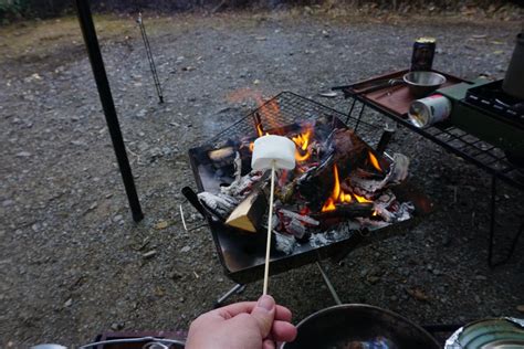 キャンプで盛り上がる！超大きい「メガマシュマロ」を焚き火でおいしく焼くコツを伝授 22 ハピキャン｜キャンプ・アウトドア情報メディア