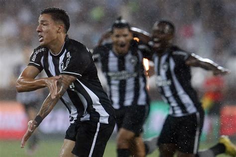 Botafogo arrasa Vasco em clássico e mantém liderança no Brasileirão