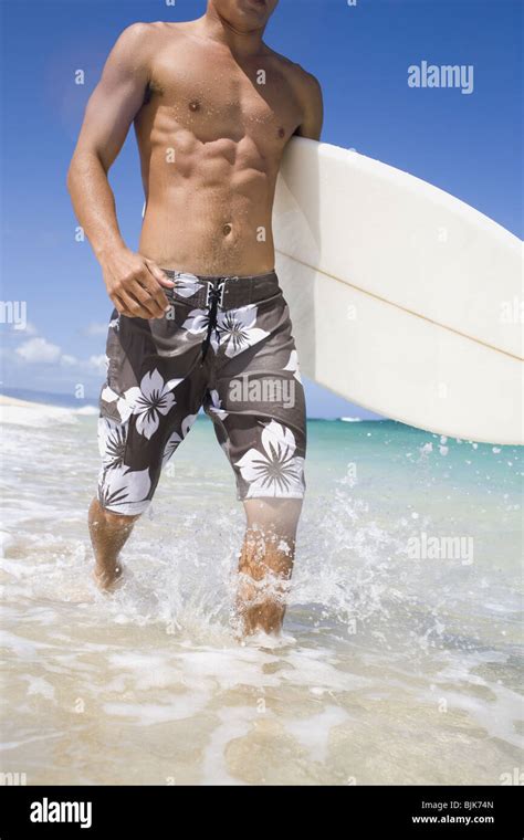 Hombre caminando con tablas de surf Fotografía de stock Alamy