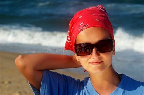 Chica Joven Hermosa En Bikini En Una Playa Tropical Mar Azul Adentro Imagen De Archivo Imagen