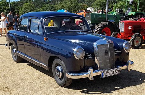 Ein Mercedes 220S W180 präsentiert sich bei der Oldtimer Rallye an