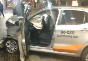 Idosa de 65 anos fica ferida depois de um carro bater em um táxi no