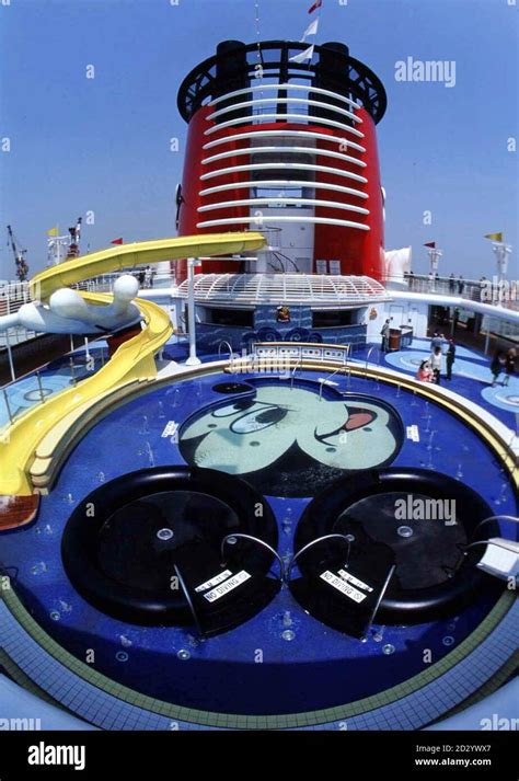 Una De Las Terrazas De La Piscina Principal En El Nuevo Crucero Disney