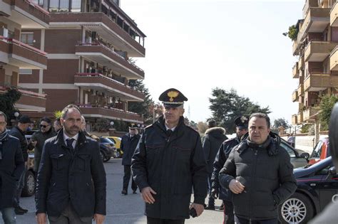 Latina Carabiniere Spara Alla Moglie Gravissima Poi Uccide Le Due Figlie E Si Toglie La Vita