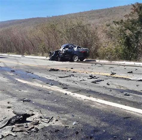 Motorista morre em colisão frontal carreta em MG