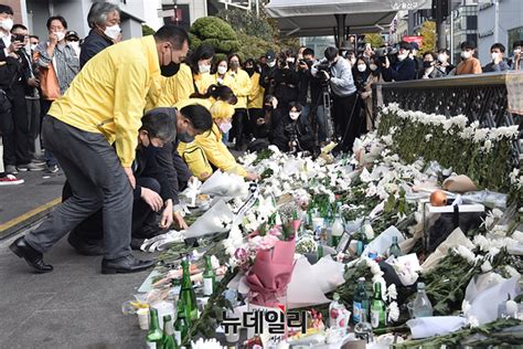 포토 이태원 압사사고 희생자 추모하는 세월호 유가족 Save Internet 뉴데일리