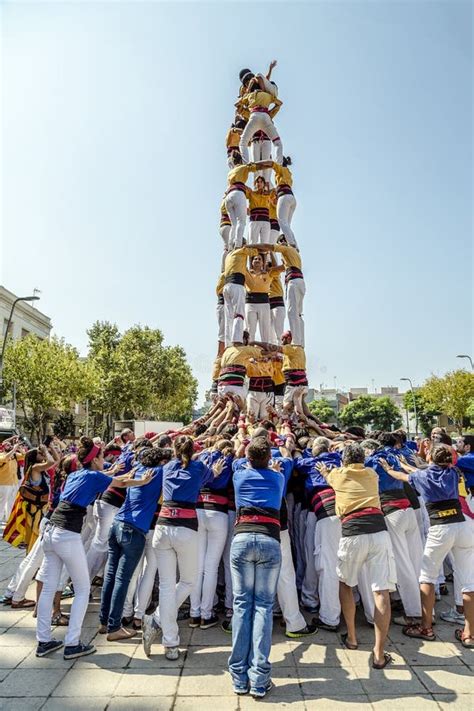 Castellers Hace Un Castell O Una Torre Humana Típica En Cataluña Foto