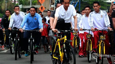 Hujan Hujan Presiden Jokowi Gowes Sepeda Di Car Free Day Tribunnews