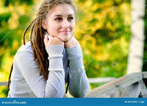 Belle Fille Avec Des Dreadlocks Photo Stock Image Du Culture Visage