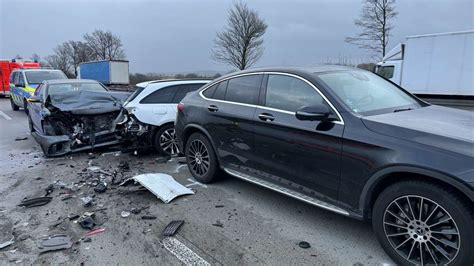 Sieben Autos Fahren Ineinander F Nf Verletzte Bei Unfall Auf Der A