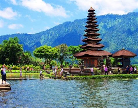 Best experience Visiting Bratan Lake in Bali - Indonesia Travel Guide