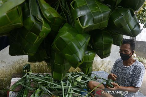 Permintaan Kulit Ketupat Berbahan Daun Pandan Antara News