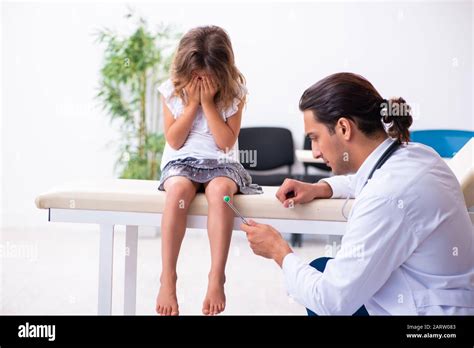 The Young Doctor Pediatrician With Small Girl Stock Photo Alamy