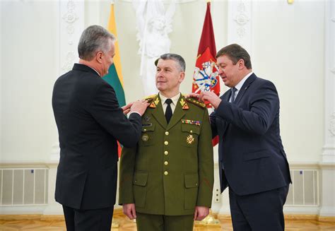 Командующий литовской армией В. Рупшис получил высшее воинское звание ...