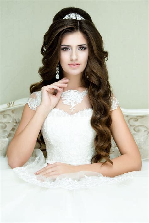 Schöner Brunette Elegante Braut Mit Hochzeitsmake up Und Frisur Mit