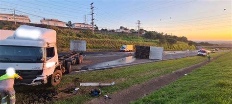 Caminhão tombado na rodovia Dom Pedro I em Campinas