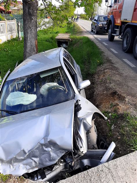 Autoturism intrat într un cap de pod la Costești Foto Press 24