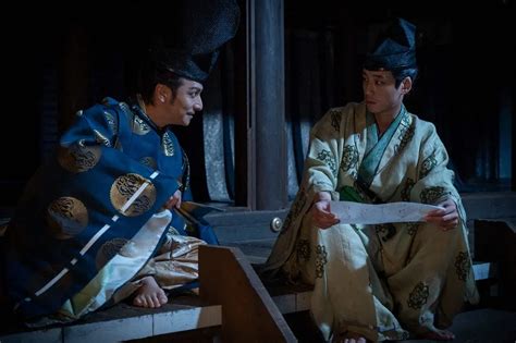 大河ドラマ「鎌倉殿の13人」第39話。北条泰時（坂口健太郎）に歌の意味を教える源仲章（生田斗真・左）（c）nhk ― スポニチ