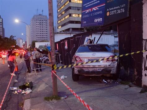 G1 Em Perseguição Policial Assaltantes Batem Carro Em Obra No Centro De Sp Notícias Em São