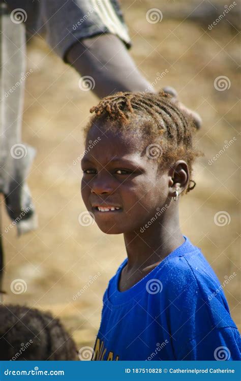 Portada De Niños Africanos Que Son Muy Pobres En Senegal Foto de