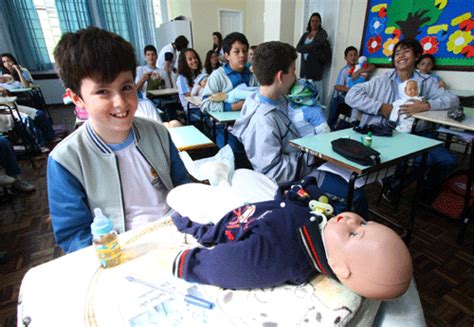 Para Evitar Gravidez Precoce Alunos Cuidam De Bebês Por Uma Semana