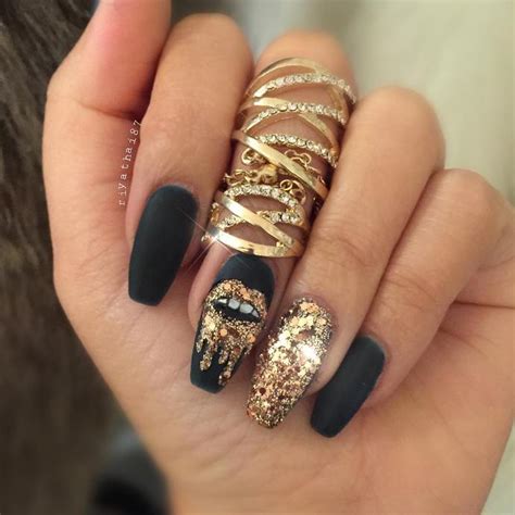 20+ Glamorous Black and Gold Nail Designs for 2018 - Fashionre