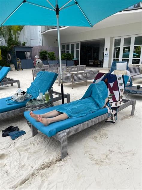 Linh Rin diện bikini nóng bỏng đi du lịch biển cùng chồng sắp cưới