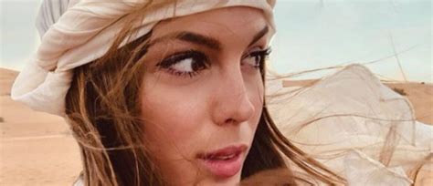 Bikini Chancr Peau Dor E Lunettes De Star Iris Mittenaere En Met