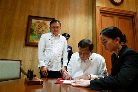 Duterte Signs Law Increasing Government Workers Pay