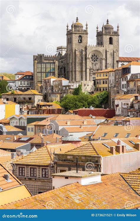 La Catedral Porto Y Los Tejados Tradicionales De Tejas Imagen De