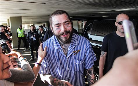 Todo Sorridente Post Malone Chega Ao Rio E Posa F S No Aeroporto