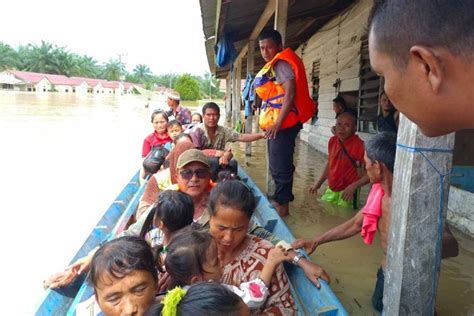 Polda Aceh Kerahkan Personel Bantu Evakuasi Warga Terjebak Banjir