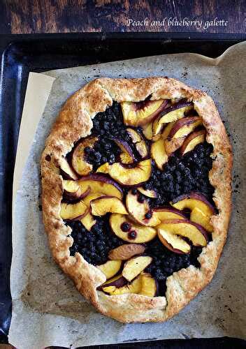 Tarte rustique à la pêche et aux myrtilles de Travel Food et ses