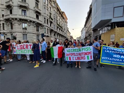 No Vax E No Green Pass Tornano In Piazza A Roma E Milano Centinaia Di