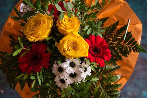 blumen blumenstrauss gelbe  photo  pixabay pixabay