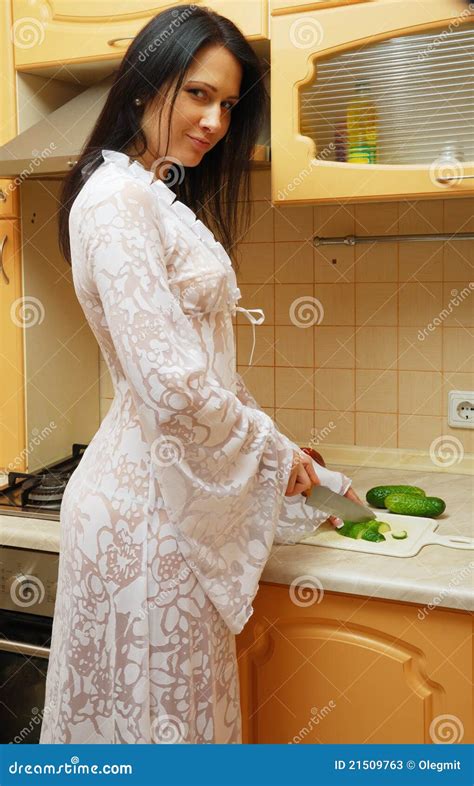 Femme Sexy Faisant Cuire Dans La Cuisine Image Stock Image Du Fille Jeune 21509763