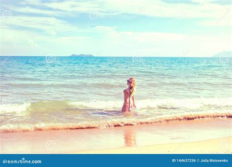 Belle Fille Dans Le Bikini Posant Sur Une Plage Abandonn E Sable Blanc