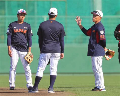 昨年11月の侍ジャパン宮崎合宿で井端監督（右）からアドバイスを受ける門脇（左） ― スポニチ Sponichi Annex 野球