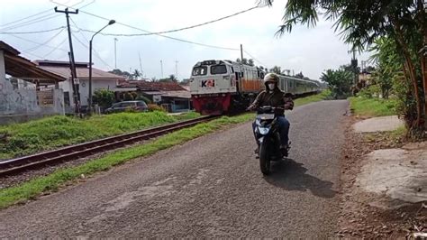 Saat Menunggu Kereta Api Argo Parahyangan Di Jalur Kereta Mepet Jalan