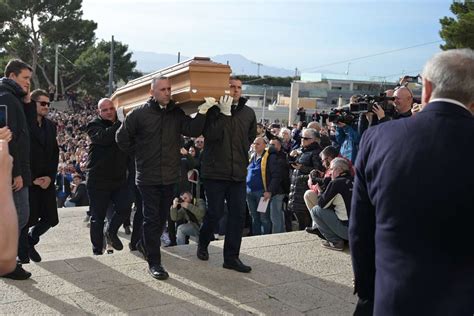 Trentamila Persone Ai Funerali Di Gigi Riva Presenti Anche Zola