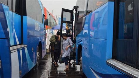 Terminal Cicaheum Kota Bandung Beralih Fungsi Penumpang Bus Antar Kota