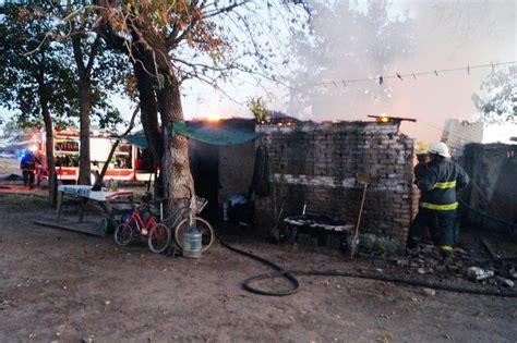 Voraz Incendio En Una Precaria Vivienda La Razon De Chivilcoy