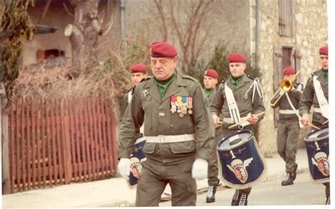 b Musique du 1 Régiment de Hussards parachutistes avec le Major