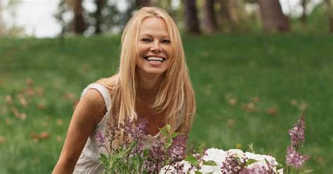 Pamela Anderson rũ bỏ hình tượng bom sex về quê làm vườn