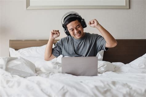 Free Photo Female Friends Dancing In Bed While Listening To Music On