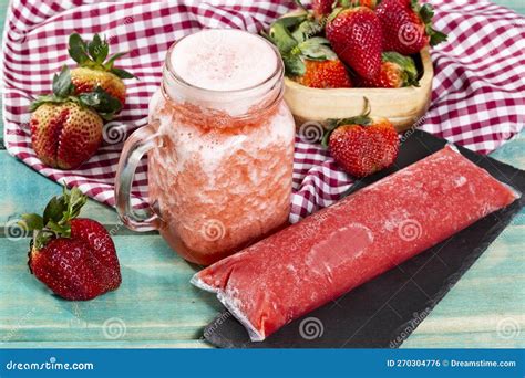 Pulpa De Fruta Congelada De Fresa Foto De Archivo Imagen De Caos