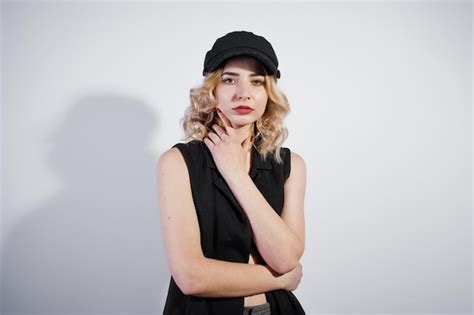 Portrait En Studio De Jeune Fille Blonde En V Tements Noirs Et Casquette Sur Fond Blanc Photo