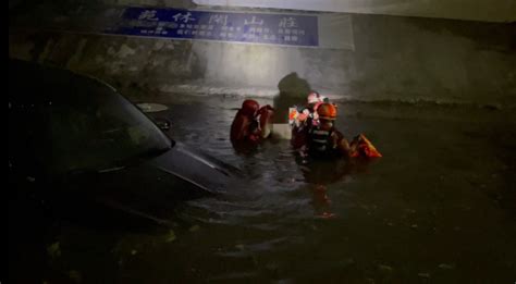 遵义突降暴雨桥洞积水，致人车被困腾讯新闻