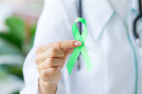 Cinta Verde En La Mano Como Símbolo De Conciencia Del Cáncer De Linfoma