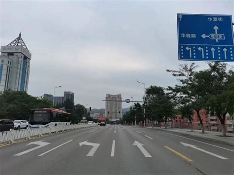 明天开始，上海大街岗（峪明路与樱花街交叉路口）交通组织这样调整车道方向车辆通行